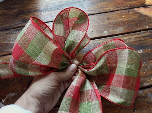 How to Make the Perfect Christmas Bow