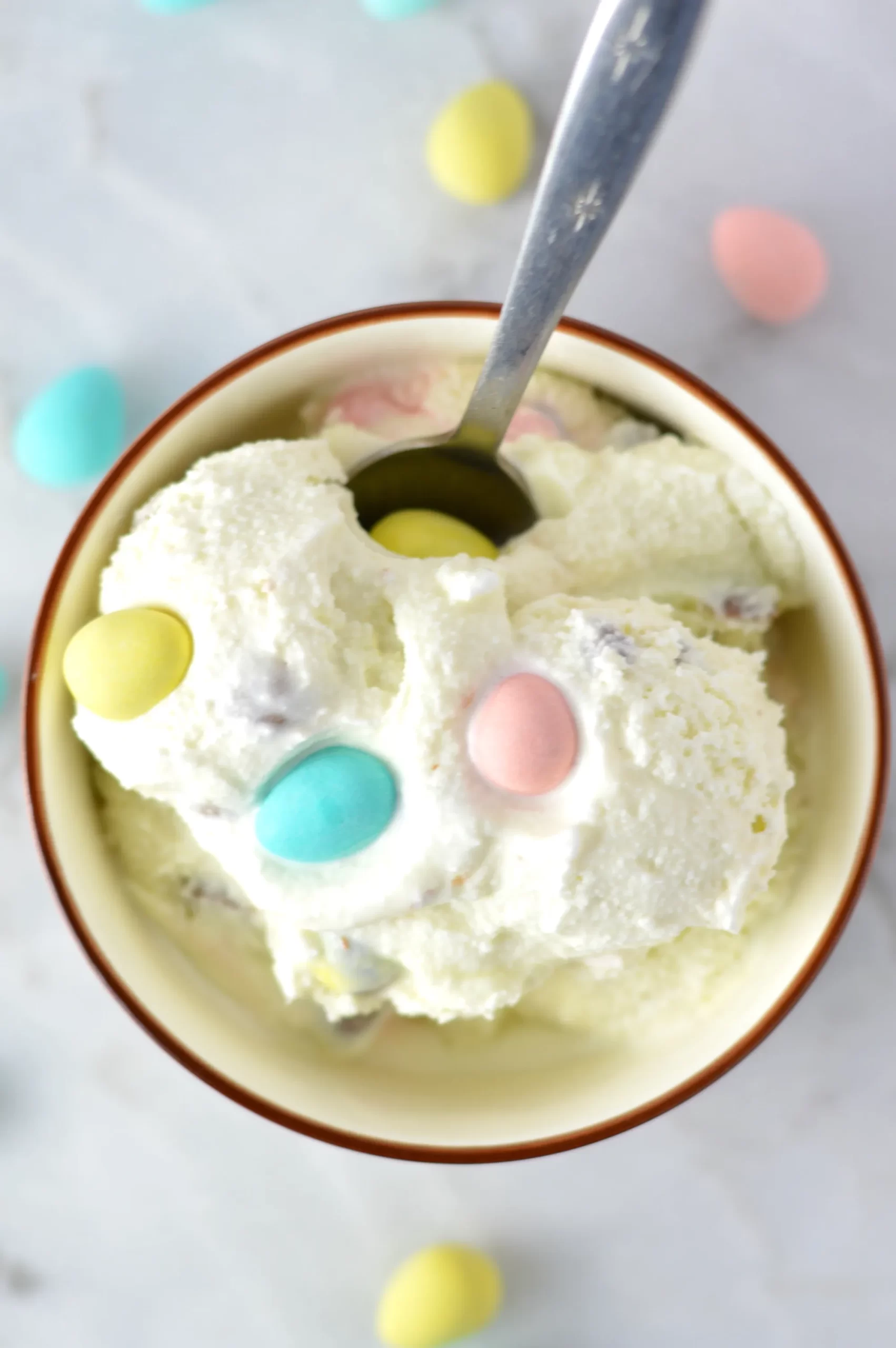 This is the perfect light and refreshing dessert idea to make for Easter, or if you are craving mini eggs!