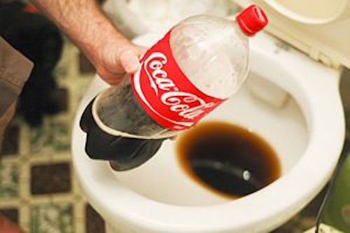 Clean a toilet with Coca Cola