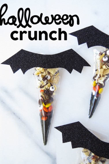 Halloween Crunch! A salty and sweet DIY Halloween treat idea put in little bags to look like bats.