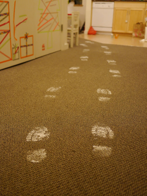 How to make Santa's footprints in your house. This is genius! MUST TRY (click the picture to see how) 