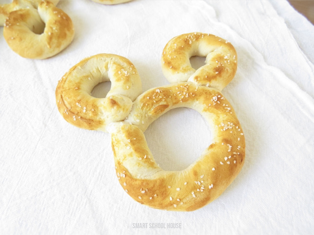 Mickey Pretzels are PERFECT for Disney lovers and Disney-themed parties. A 10-minute Mickey Pretzel recipe that is so EASY to make!