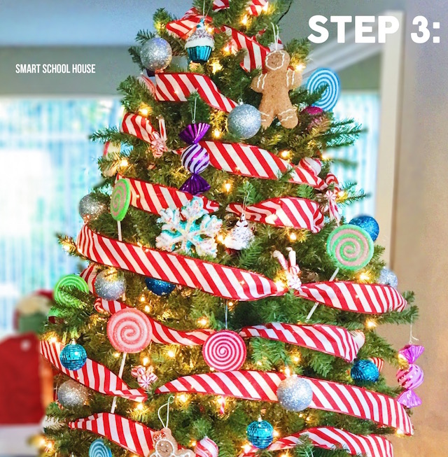 The EASIEST way to decorate a Christmas tree in 3 simple steps (and on a budge!). This is so awesome! 