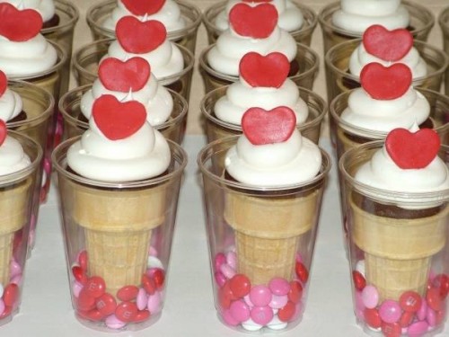 Valentine's Day Cupcake Cones! I love this so much! 