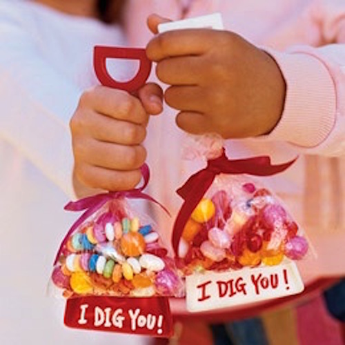 "I dig you Valentine" .... how cute! Use a sand shovel and a lunch baggie and tie it all together. So easy!