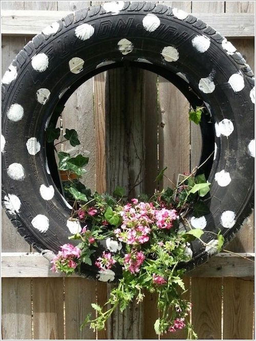 Polka dot tire wreath planter - so cute! 