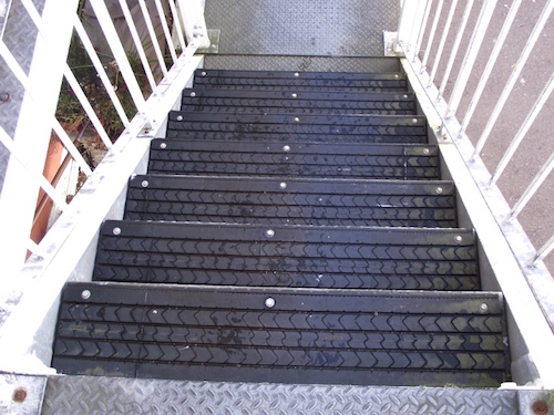 Use tires to create non-slip stairs. So smart!
