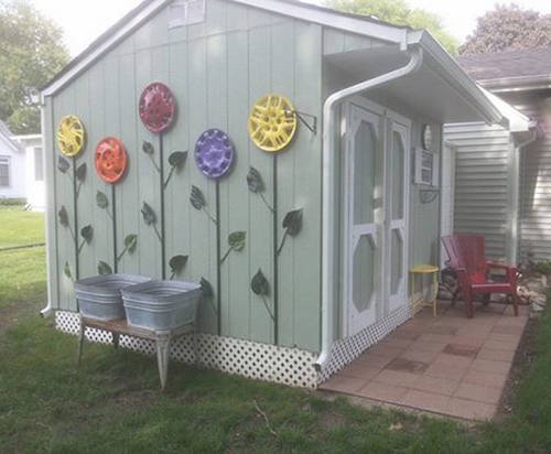 Hubcap flower garden - such a cute idea! 