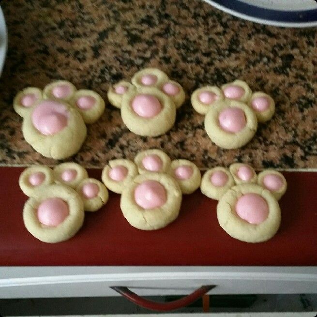Looking for a fun fast Easter treat to make with the kids? These bunny paw thumbprint cookies are very simple and are made from a cookie mix. Kids love them