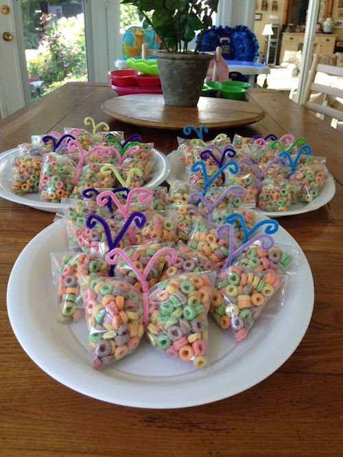 Make butterfly treat bags using Froot Loops, a plastic baggie, and pipe cleaners. 