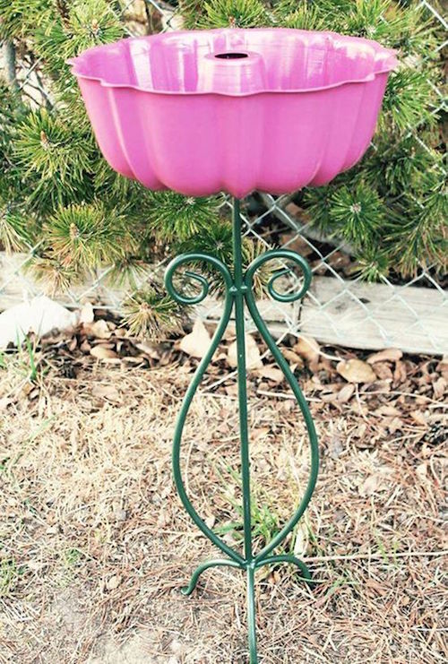Create a cute flower bird bath using an old bundt pan and a lamp or plant stand! love this idea... 