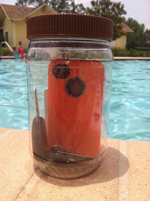 Save plastic jars like this to store your phone and keys in while you’re at the beach or pool. It won't break and it will help keep things dry. Smart idea! Saving this... 