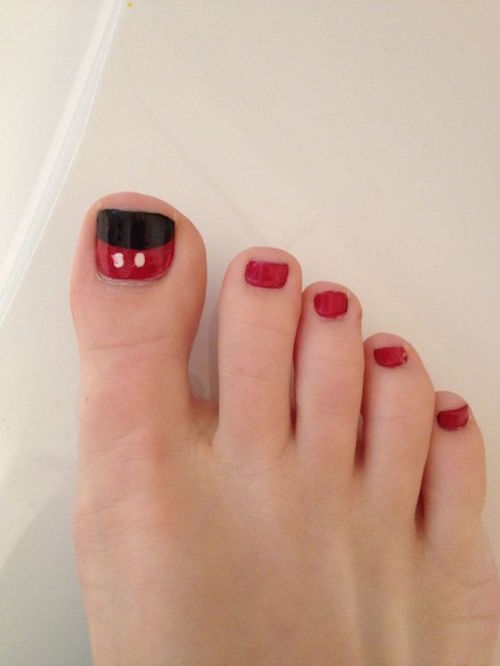 Super easy Mickey mouse pedicure idea! Red, black, and white nail polish is all you need. You could do a matching manicure too! 