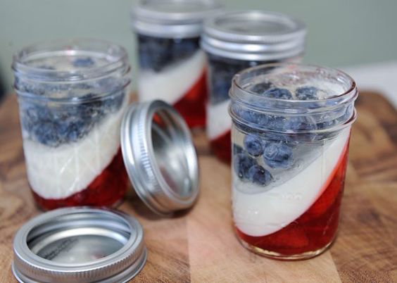 How to make red, white, and blue parfait for the 4th of July using gelatin, ice cream, strawberries, and blueberries! Must try - 