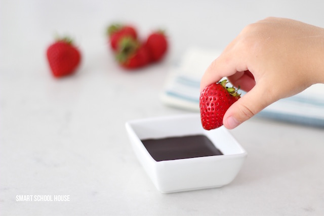 Strawberries dipped in chocolate plus 5 simple treats to make at home - easy dessert ideas. Saving this!
