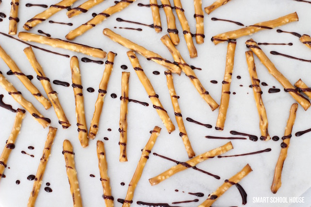 Chocolate drizzled pretzels plus 5 simple treats to make at home - easy dessert ideas. Saving this!