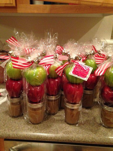 Cute Christmas gift for neighbors and friends! Homemade caramel in mason jars with apples.