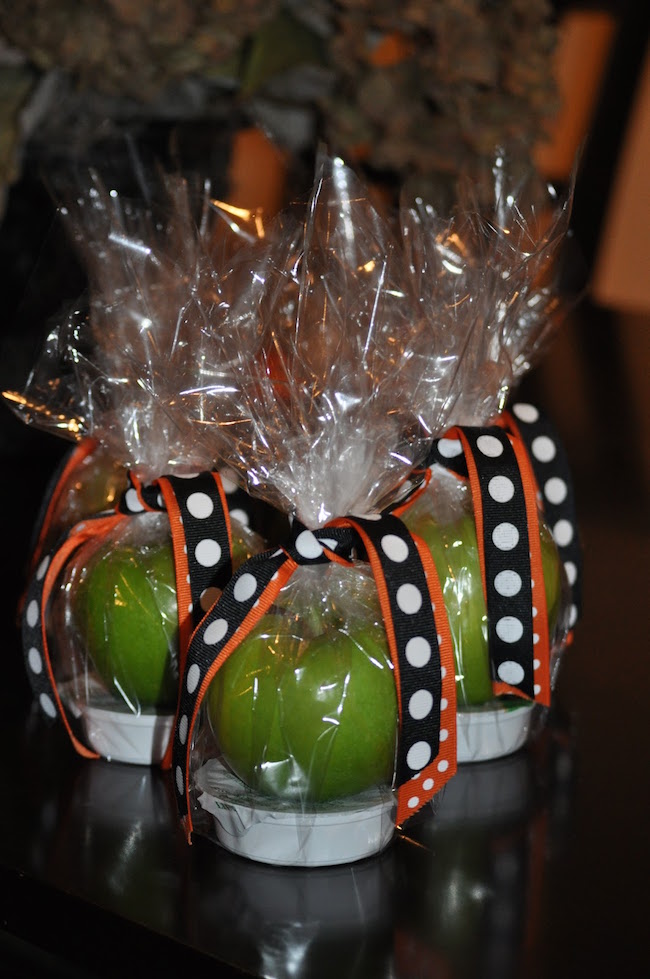 Great "treat" for kids or teachers! Apples and caramel 