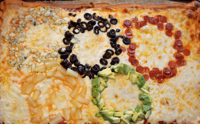 Olympic ring pizza recipe! Easy idea for an Olympics party.
