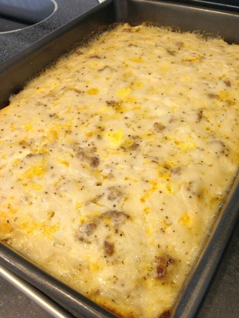 Biscuits & Gravy Casserole - a quick and easy make ahead comfort food meal to feed a crowd. So easy and delicious.