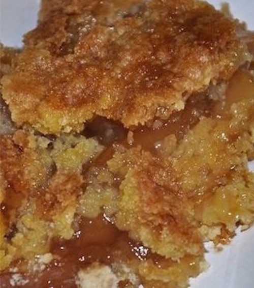 4 ingredient caramel apple dump cake recipe! 