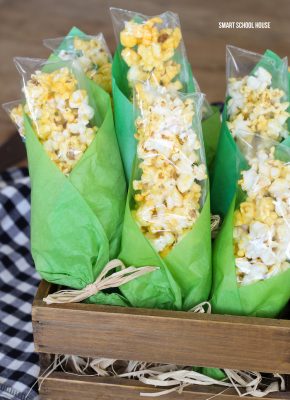 Popcorn Corn on the Cob Bags. ADORABLE! Baggies of popcorn wrapped in green tissue paper to look like corn on the cob! Popcorn treat bags for Thanksgiving.