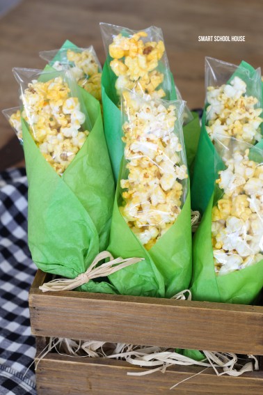 Popcorn Corn on the Cob Bags. ADORABLE! Baggies of popcorn wrapped in green tissue paper to look like corn on the cob! Popcorn treat bags for Thanksgiving.