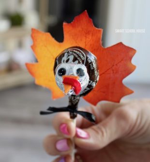 Tootsie Pop Turkeys. An ADORABLE and easy Thanksgiving turkey craft idea for all ages and all skill levels;)