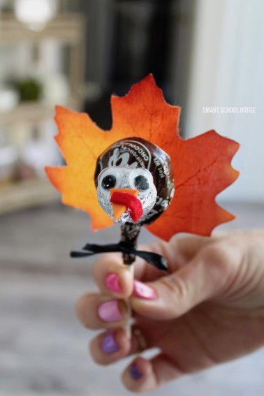 Tootsie Pop Turkeys. An ADORABLE and easy Thanksgiving turkey craft idea for all ages and all skill levels;)