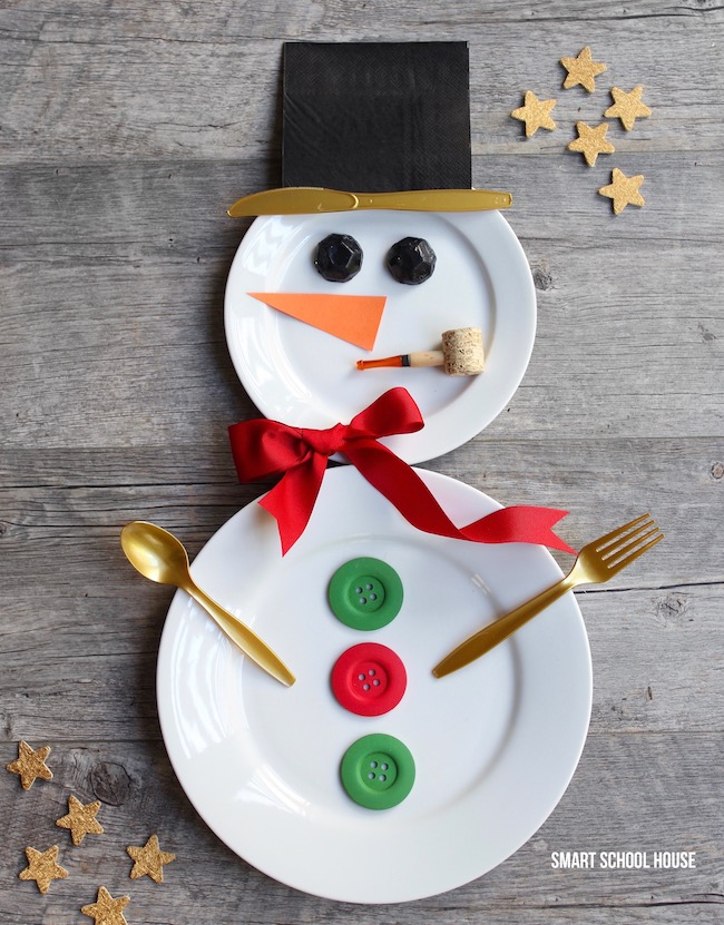 How to make a Snowman Place Setting for Christmas- ADORABLE! I can think of a few people who would love to see this waiting for them at their spot on the table. 