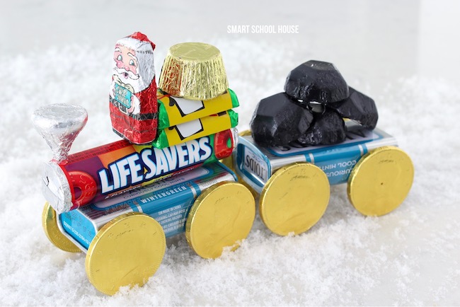 Como hacer un tren de dulces para navidad.  ¡Adorable!  Chocolate, un salvavidas y una lata de tweed.  ¡Lo mejor es el caramelo de carbón caboz! 