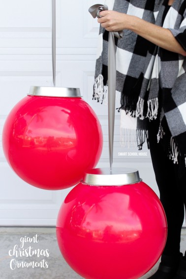 Kids play balls and a cake pan from the dollar store! Bring in the Holidays with these GIANT CHRISTMAS ORNAMENTS for your home! How to Make Your Own Huge Outdoor Christmas Ornaments (Easy video tutorial)