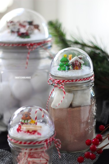 How to make a Mason Jar Lid Snow Globe for Christmas - ADORABLE! It is so easy for everybody to do! DIY Christmas gift in a jar idea.