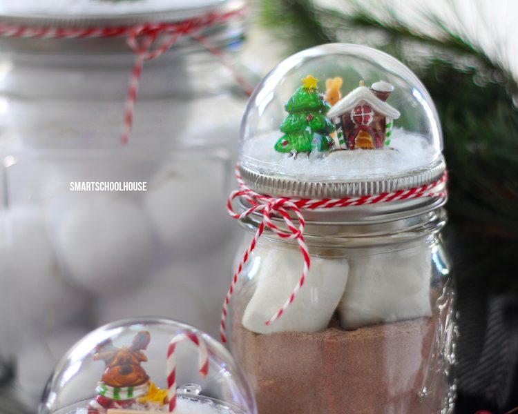 How to make a Mason Jar Lid Snow Globe for Christmas - ADORABLE! It is so easy for everybody to do! DIY Christmas gift in a jar idea.