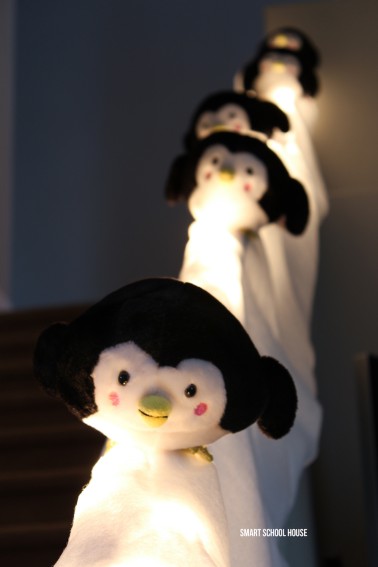Penguins sliding down the stairs. ADORABLE! This DIY Christmas decor is so easy to do!