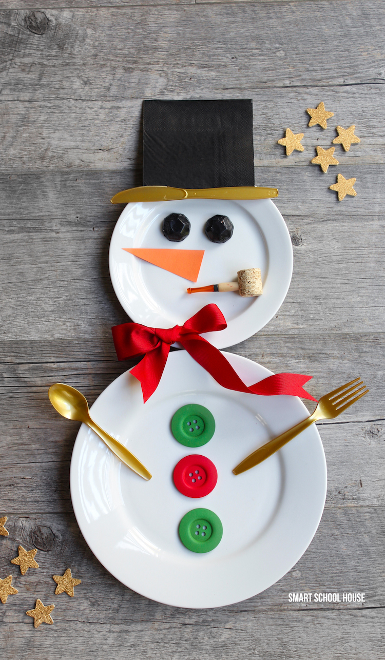 How to make a Snowman Place Setting for Christmas- ADORABLE! I can think of a few people who would love to see this waiting for them at their spot on the table. 