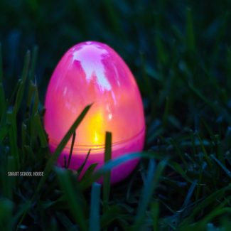 Glow in the Dark Påskäggsjakt - Det här är en rolig idé för en jakt på påskägg!  Använd DIY glow in the dark ägg och ställ ut dem i mörkret för barn på påsk!