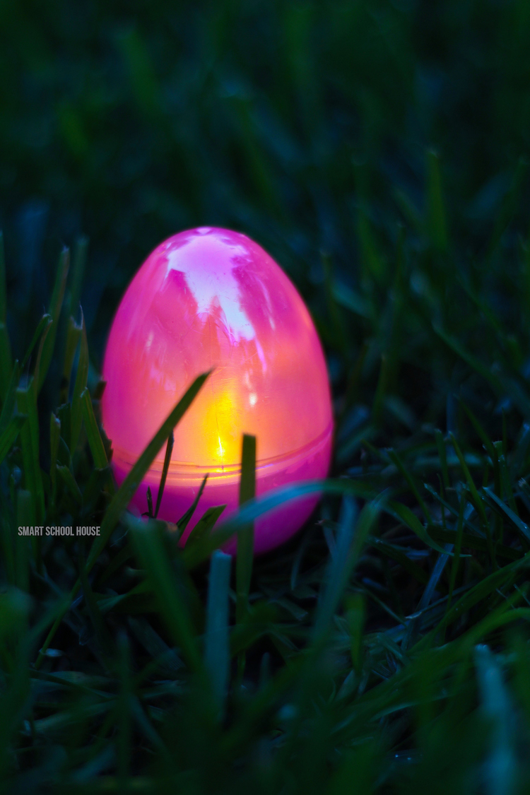 Glow in the Dark Påskäggsjakt - Det här är en rolig idé för en jakt på påskägg!  Använd DIY glow in the dark ägg och ställ ut dem i mörkret för barn på påsk!