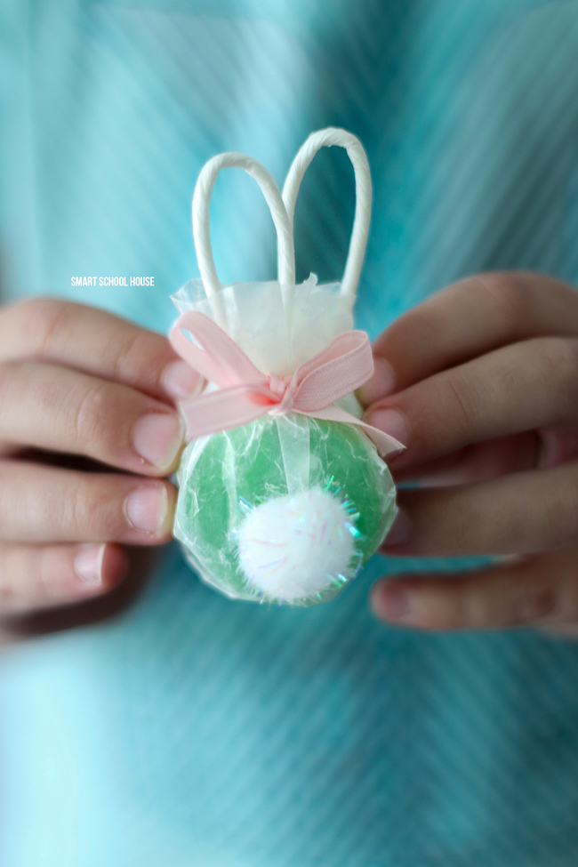 Bunny Lollipops made with safety pops. The handles are the ears! Adorable bunny butt lollipops. 