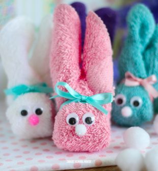How to make Wash Cloth Bunnies - great for Easter! They are also called boo boo bunnies and you can put ice cubes in them to help soothe boo boos!