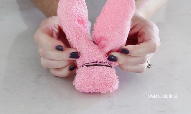 How to make wash cloth bunnies. Also called boo boo bunnies. Good baby shower idea too!