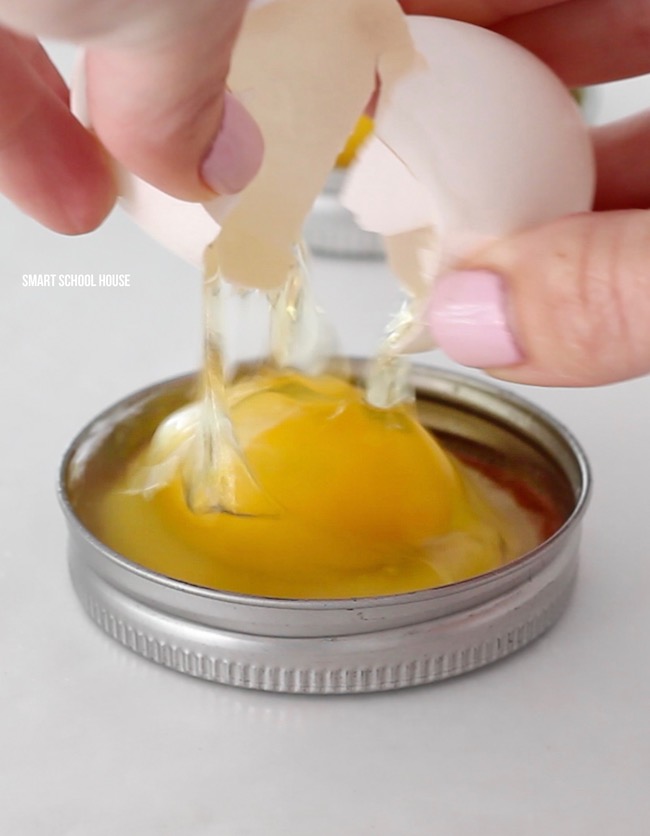Recipe for baking eggs in a mason jar lid. SO EASY. The baked eggs slide right out! Recipe for making mason jar lid eggs in the oven.