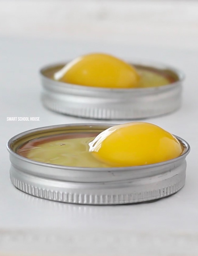 Recipe for baking eggs in a mason jar lid. SO EASY. The baked eggs slide right out! Recipe for making mason jar lid eggs in the oven