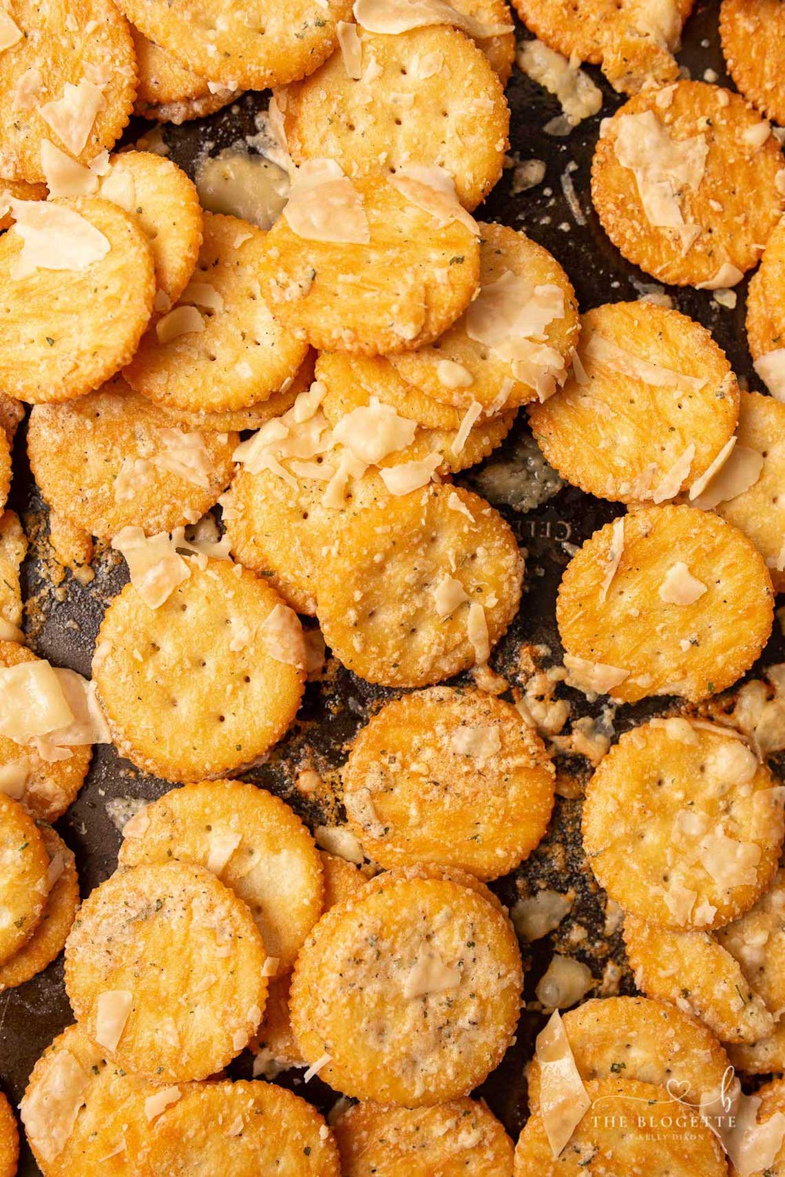 Buttery Ranch Ritz Crackers - Addicting…as the recipe title states, plus they practically scream HOLIDAY SNACKING!