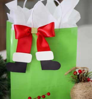 If you're wrapping gifts for kids this year, you must add some decorative Santa boot bows to them! #DIY #ChristmasIdeas #ChristmasGiftIdeas #GiftWrap