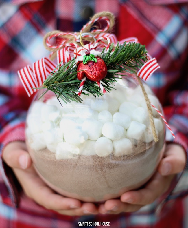 Ornament filled with Hot Chocolate - mix hot cocoa in a large plastic ornament then add mini marshmallows on top for a quick and easy DIY Christmas gift. 