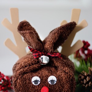 Reindeer made from washcloth. ADORABLE and easy DIY Christmas gift idea! #DIYChristmasGift #DIYholiday #handmadegift #washclothreindeer #ChristmasCraft #Rudolphcraft
