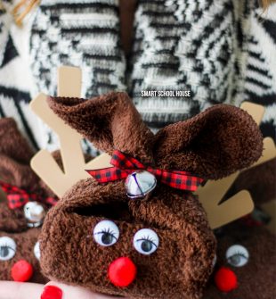 Washcloth Reindeer. ADORABLE and easy DIY Christmas gift idea! #DIYChristmasGift #DIYholiday #handmadegift #washclothreindeer #ChristmasCraft #Rudolphcraft