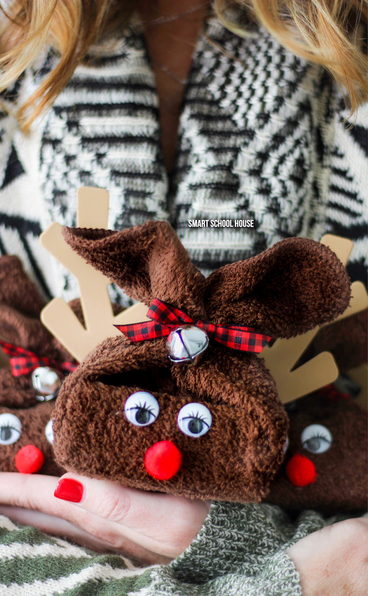 Washcloth Reindeer. ADORABLE and easy DIY Christmas gift idea! #DIYChristmasGift #DIYholiday #handmadegift #washclothreindeer #ChristmasCraft #Rudolphcraft