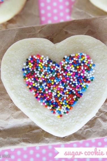 Heart Shaped Sugar Cookies - Easy sugar cookie recipe for Valentines Day #HeartSugarCookies